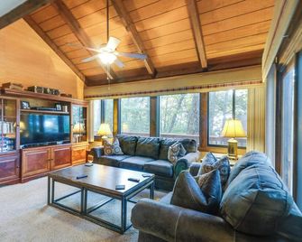Wintergreen Home w/ Hot Tub, Deck & Mountain Views - Wintergreen - Sala de estar