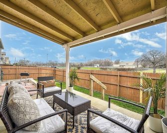 Centrally Located Dfw Retreat - Irving - Balcony