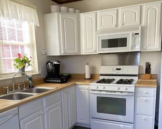 Charming,Cozy, Cottage - French Lick Quarters - Walk Casino/Resort, Pubs, Etc - French Lick - Kitchen