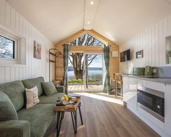 Loch Fyne Bothy -Pet Friendly - a bothy that sleeps 2 guests in 1 bedroom - Appin - Living room