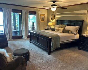 Waterfront Lakehouse 4bd,3.5ba,Deep Water Double Deck Dock, Lrg 6 person Jacuzzi - Cumming - Bedroom