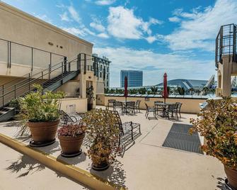 Chic 2-bedroom condo in brilliant San Diego with WiFi, fitness room - سان دييغو - شرفة