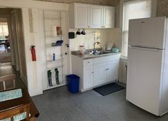 Cozy Spacious 3BR Apartment w/ Private Balcony - Highland Park - Kitchen