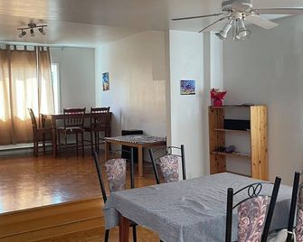 large 3 bedroom apartment, next to metro station, 10 minutes to downtown - Montreal - Dining room