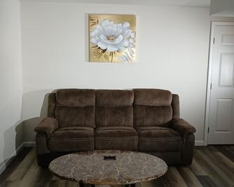 Modern 2-Bedroom and 2-Bed Apartment with Private Access Door Minutes from I-81 - Hedgesville - Living room
