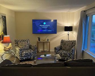 True blend of city life into counteryside - Newcastle - Living room