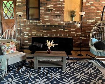 Cozy, Private1-bedroom in charming Schenectady with Private Bathroom - Schenectady - Living room