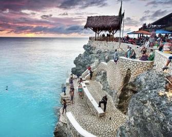Splashrock Ocean View Villa, New Upgrades - Negril - Playa