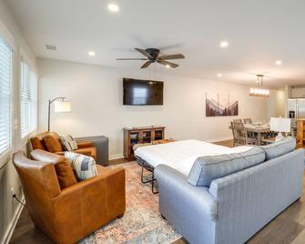 Blowing Rock Vacation Rental: Walk to Dining! - Blowing Rock - Living room