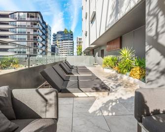 Chic 2 bed / 2 bath Apartment with City Views - Brisbane - Balcony
