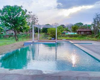 Wow Stayz2 Pachmarhi Foothill Cottages - Pachmarhi - Pool