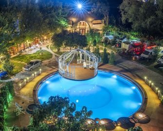 Hotel Legjenda - שקודר - בריכה