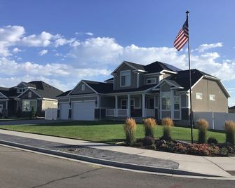 Spotless 2BR Sanctuary -9ft Ceilings- Inviting - Riverton - Edificio