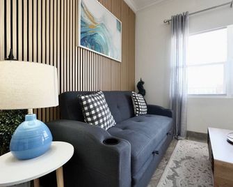 Sole #4,2 Br-Riverview-2 Min To Beach-La - Cocoa Beach - Living room