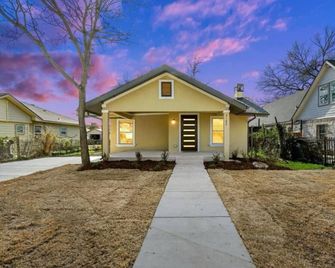 Stylish Modern Oasis in Dallas with Pool Table - Dallas - Building