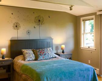 Newly Refurbished, Sunny Bright In-Law Suite.15 Minute Easy Drive To Boston - Watertown - Bedroom