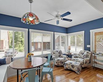 Clean Cottage w/Heated Pools - Hot Tub - Playground - Golf Cart: Family Retreat - Westford - Dining room