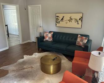A Walk in Central Park. Tastefully decorated 3 bed 2 bath House in Southaven - Southaven - Living room