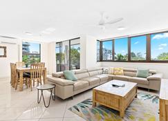 Windward Apartments - Mooloolaba - Living room