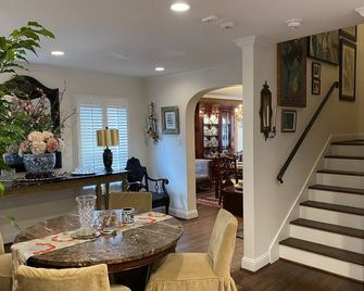 Town of Highland Park Charming SMU Hilltop Cottage - דאלאס - חדר אוכל