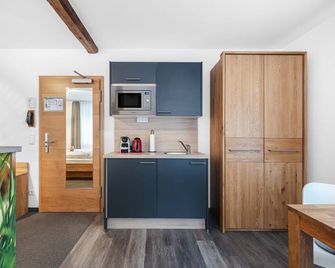 Schieners Hotel & Apfelhof Apartments - Wemding - Küche