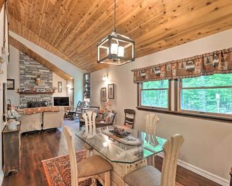 Relaxing Eagle Rock Resort Home - 1 Block to Lake! - Hazleton