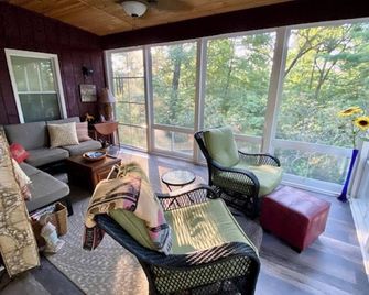 Ultimate Escape, Henderson Private Mountain Retreat, Wifi, Hot Tub, Scenic Views - Zirconia - Living room