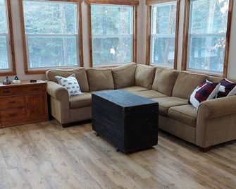 White Tail Cabin located on 100 private forested acres, in a Crown Game Preserve - Apsley - Living room