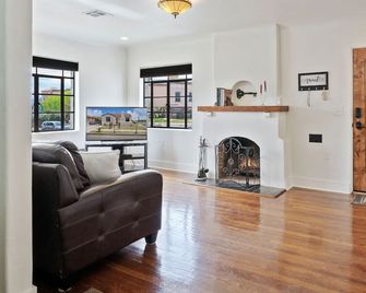 Casa De Las Tortugas-A Historic Bungalow Retreat - El Paso - Living room