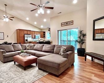 Spacious 6br/4ba Home - weekly & monthly rates avail. - Arden - Soggiorno
