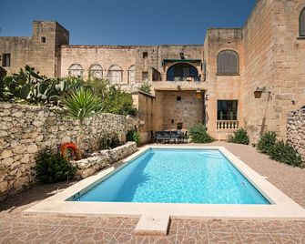 Typical farmhouse of choice with pool, views and fully air-conditioned. - Kerċem - Piscina