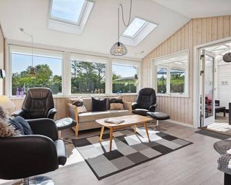 Stunning Home In Haderslev With Kitchen - Haderslev - Wohnzimmer