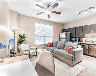 Prime Soco King Bed 1br & 2br Suites W Gym, Pickleball, Laundry - Austin - Salon
