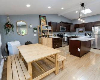 Modern, pet friendly1/3 acre home just 25 minutes to downtown Portland - Gladstone - Kitchen