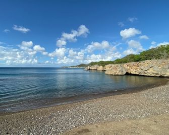 Sol Patch at Jeremi #1 - a seaside guest house over-looking the Caribbean. - Lagún - Beach