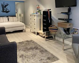 Self-Catering Studio Suite (Mitchell) - near Stratford, Ontario. - Mitchell - Living room
