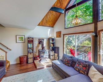 Creek-side hideaway in the Redwoods with loft and private deck - Cazadero - Sala de estar