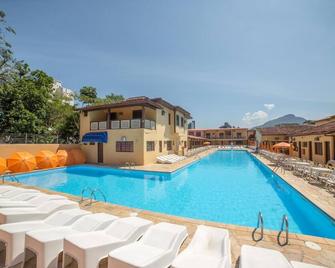 Hotel Mar - קאראגוואטטובה - בריכה