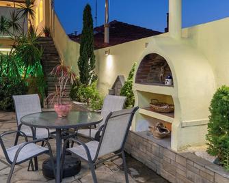 هوتل بيتونيا - نيوس مارماراس - شرفة مرصوفة