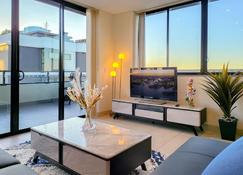 Spacious 3-Bed Penthouse with Perfect View - Sydney - Living room