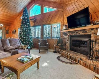 A Comfortable & Spacious Retreat in the Powderhorn Village - Bessemer - Living room