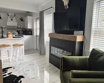 Boutique Retreat in heart of River District with salt water spa - Fort Myers