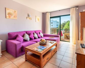 Apartment 'Es Pujols' with Private Terrace, Wi-Fi and Air Conditioning - Es Pujols - Salon