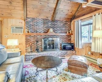 Charming Tamworth Cabin w/ Grill & Fireplace - Tamworth - Living room
