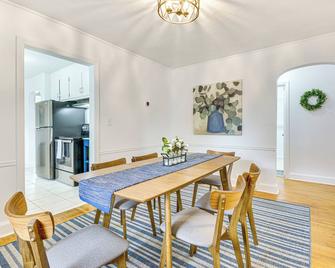 Dogwood Cottage with Fireplace 1 Mi to University - High Point - Dining room