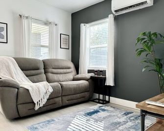 Peaceful 1BD king Bed private condo - 勞德代爾堡 - 客廳