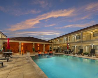 Best Western San Isidro Inn - לארדו - בריכה