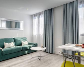 BSE15 Apartments 4J, a Home in Madeira - Funchal - Olohuone