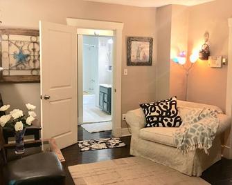 2Bed/1Bath ~ First Floor House, 7 min. Downtown - Independence - Living room