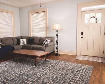 That Corner Lot-Charming Downtown Home w/Side Yard - Troy - Huiskamer